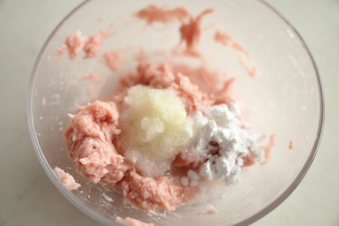 鶏ひき肉に玉ねぎなどを投入