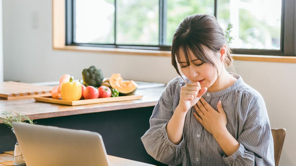 急に出て止まらない咳。日常で使える技を紹介します（写真：buritora／PIXTA）