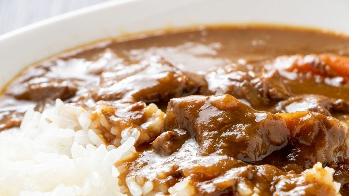 カレーのお供といえば福神漬。では日本人になじみがあるたくあんはなぜお供として選ばれなかったのでしょうか？（写真： midori_chan ／PIXTA）