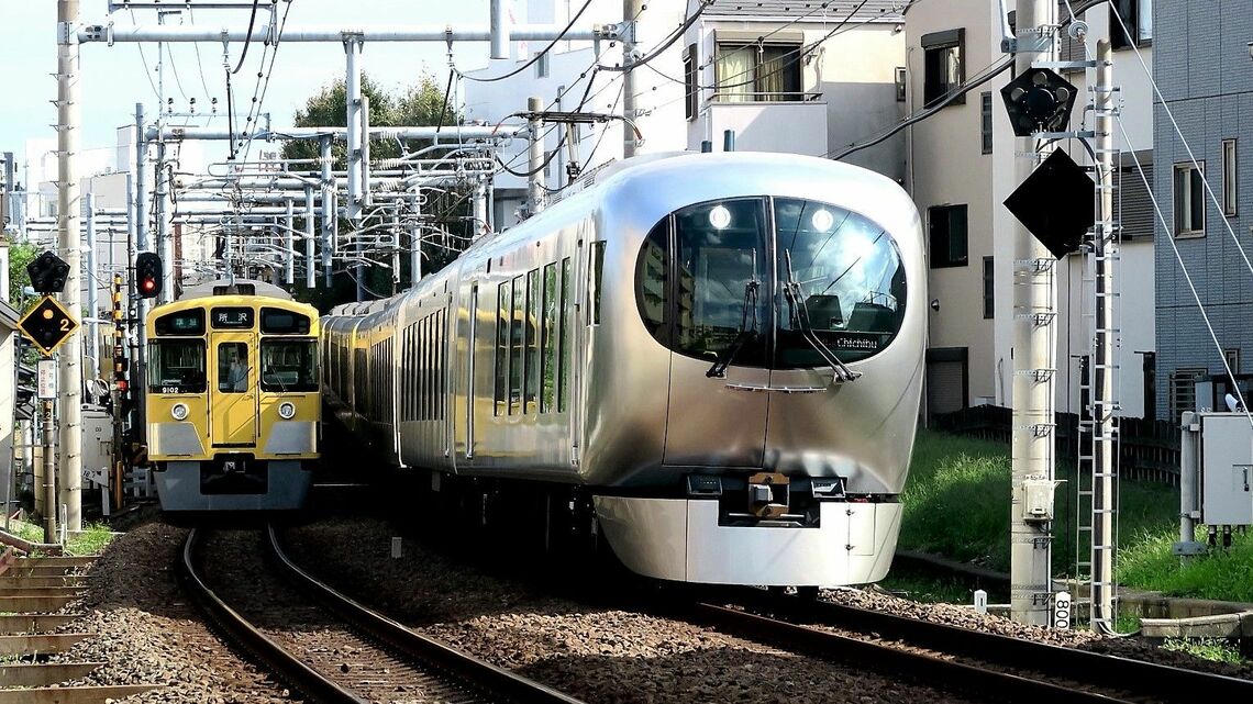 妹島和世氏がデザインを監修した西武鉄道001系「ラビュー」（筆者撮影）