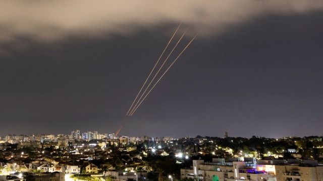 イランがミサイルなどを発射後、イスラエルで起動したミサイル迎撃システム=4月14日、中部アシュケロンから撮影(写真:ロイター/共同通信)