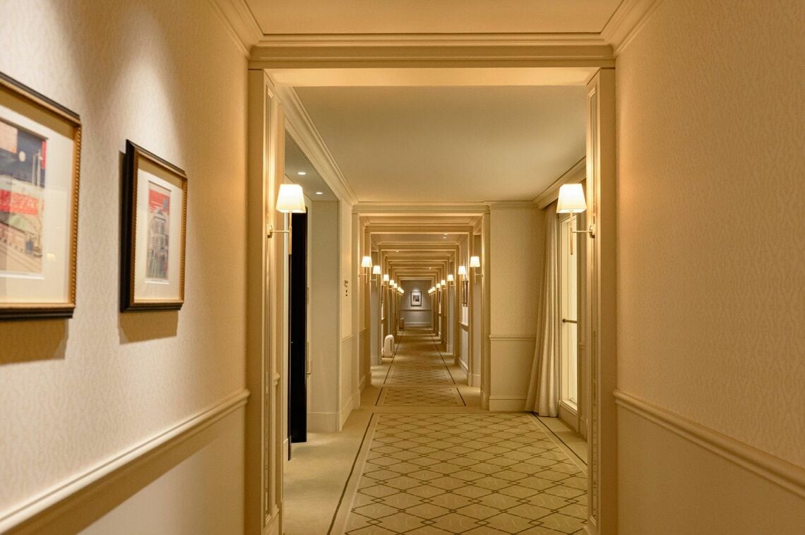 客室廊下。100を超えるアートワークが展示されている（写真提供：東京ステーションホテル）