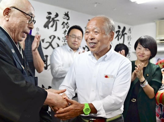 当選が確実となり支援者らから祝福される鈴木宗男さん（21日午後0時37分､札幌市中央区で）＝原中直樹撮影