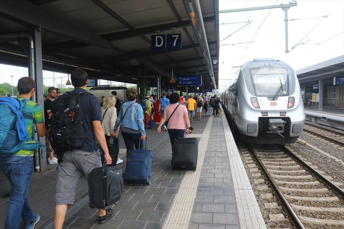 マグデブルク駅に停車する列車。ここも通常より多くの乗客であふれていた（撮影：橋爪智之）