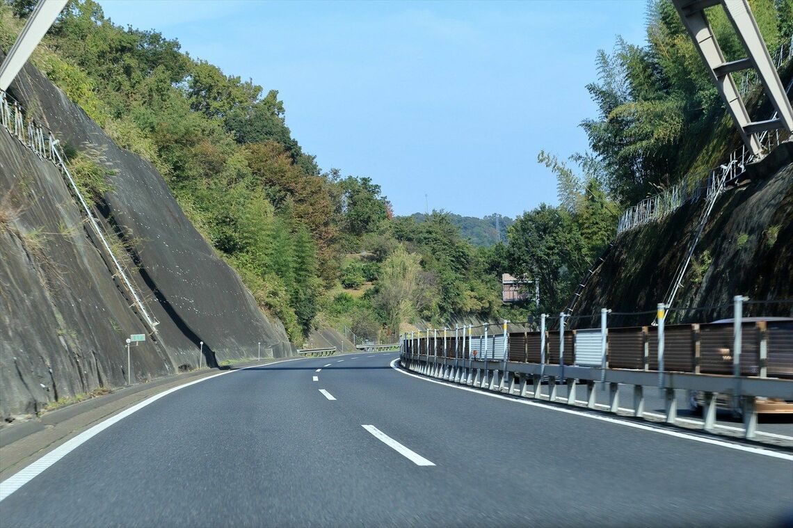 小田原厚木道路は空いていることが多く速度が高くなりやすい（写真：m.matsuyama / PIXTA）