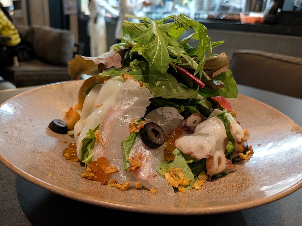 芝浜市場の「よくばり海鮮サラダ」（写真：筆者撮影）