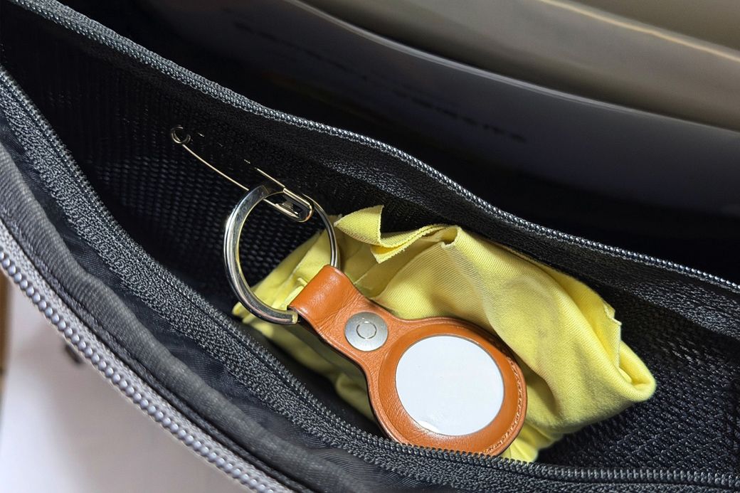 経験を生かして安全ピンでバック内に固定するようにした。他のAirTagにも（安価なものを探して）すべてケースを買った（写真：筆者撮影）