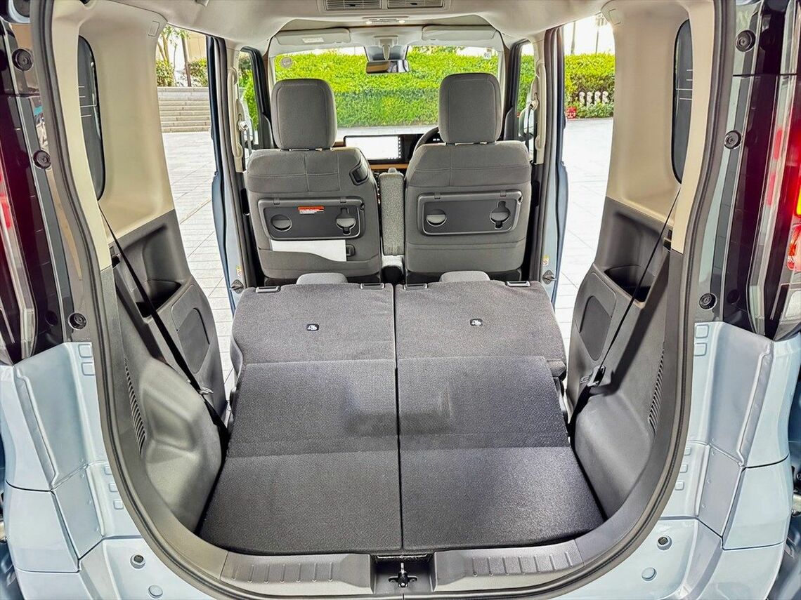 リアシートを倒せばフラットかつ広大な荷室が現れる（筆者撮影）