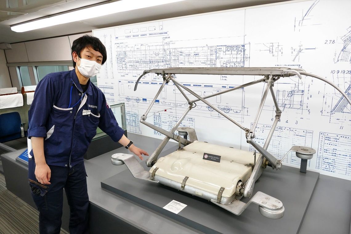 京都鉄道博物館に展示されている0系新幹線のパンタグラフと、学芸員の島崇さん（記者撮影）