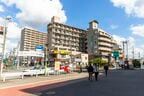 坂戸駅前にはチェーン店やマンションなどが建ち並ぶ