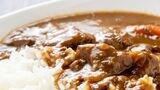 カレーのお供といえば福神漬。では日本人になじみがあるたくあんはなぜお供として選ばれなかったのでしょうか？（写真： midori_chan ／PIXTA）