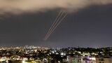 イランがミサイルなどを発射後、イスラエルで起動したミサイル迎撃システム＝4月14日、中部アシュケロンから撮影（写真：ロイター／共同通信）