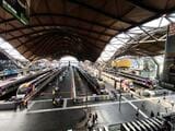 大屋根に囲まれたサザンクロス駅に発着する長距離列車（筆者撮影）