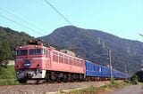 北陸本線湯尾付近を走るEF81形牽引の寝台特急「日本海」（撮影：南正時）
