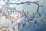 昭和30年代の市電（赤線）、トロリーバス、大師線路線図（以前桜川公園に掲示されていたものを筆者撮影）