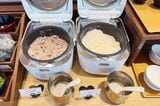 ジョナサンの朝食バイキングのご飯は2種類。左がキヌアご飯、右が白米（筆者撮影）