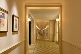 客室廊下。100を超えるアートワークが展示されている（写真提供：東京ステーションホテル）