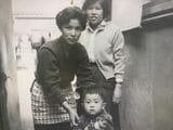 幼少期の江蔵さんと育ての母 （写真提供／江蔵智さん）