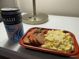 ABCストアで買った6.99ドル（約1080円）の弁当を部屋で食べる。味は正直なかなか厳しい……（筆者撮影）