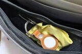 経験を生かして安全ピンでバック内に固定するようにした。他のAirTagにも（安価なものを探して）すべてケースを買った（写真：筆者撮影）