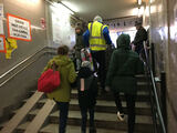 駅では黄色のビブスを着たボランティアが避難民をサポートする（筆者撮影）