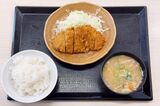 かつやの朝ロースカツ定食は、とん汁が付いて649円（筆者撮影）