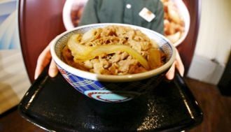 「新牛丼」を披露､吉野家値上げの成算