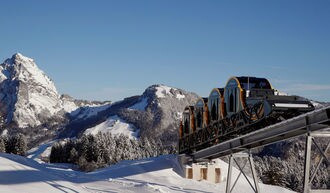 世界一急勾配の登山電車､スイスで運行開始