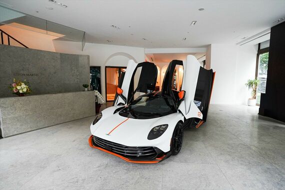 前ヒンジで大きく跳ね上がるドアをそなえている(写真:Aston Martin)