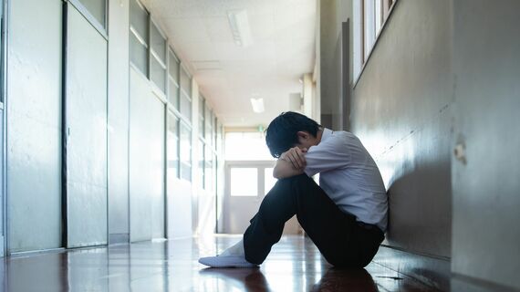 落ち込む学生のイメージ