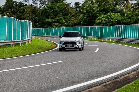 日本国外では唯一、タイにMMTh（ミツビシ・モーターズ・タイランド）プルービンググランドと呼ばれる、1.5kmのオーバールコースに加え、さまざまな路面状況なども再現された試験場も持つ三菱自動車