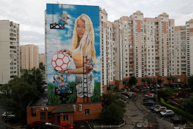 モスクワに｢ボールを持つ妻｣の巨大壁画