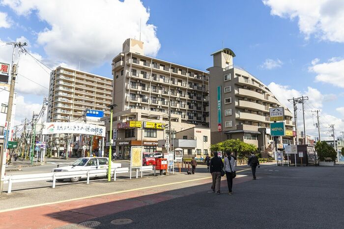 坂戸駅前にはチェーン店やマンションなどが建ち並ぶ
