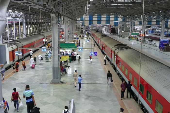 ムンバイ中央駅に並ぶジャイプルとインドール行き夜行列車