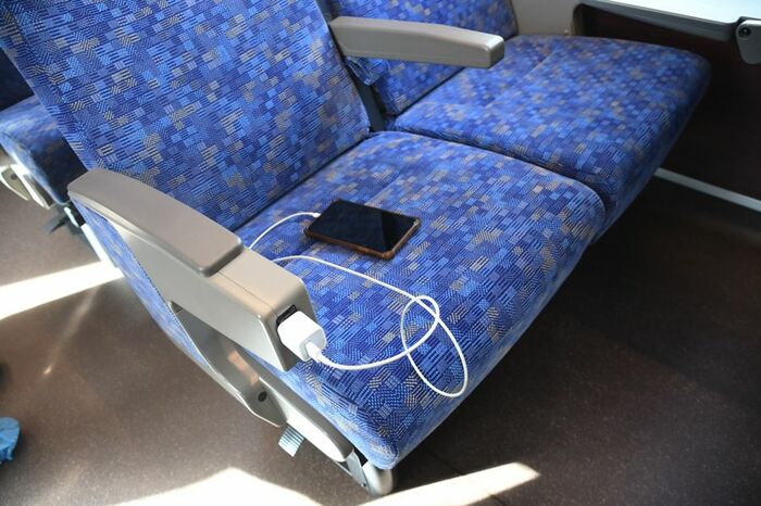 座席はコンセント付き