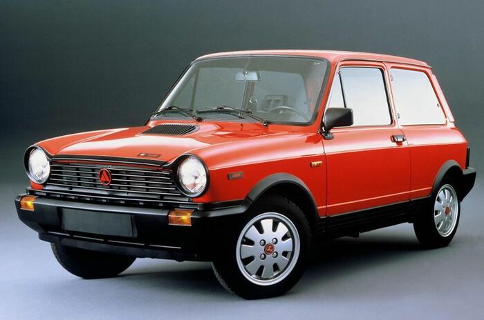 クルマは丸目──ぼくたちが古いクルマに惹かれる理由