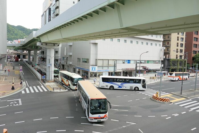 ポートライナーの高架下を各地へ向かう