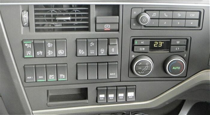 さまざな機能をもたせたスイッチが並ぶ
