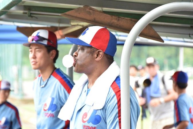 ガム風船を膨らませ、戦況を見つめるクロマティ監督