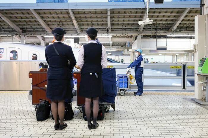 東京駅で乗務列車を待つパーサー