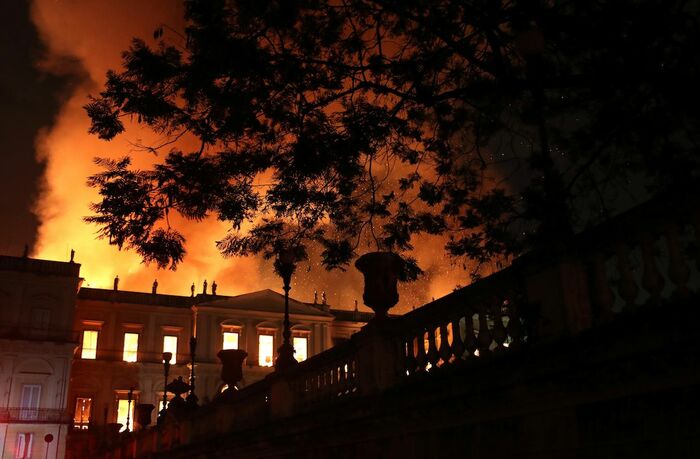 ９月２日夜、燃え上がるブラジル国立博物館