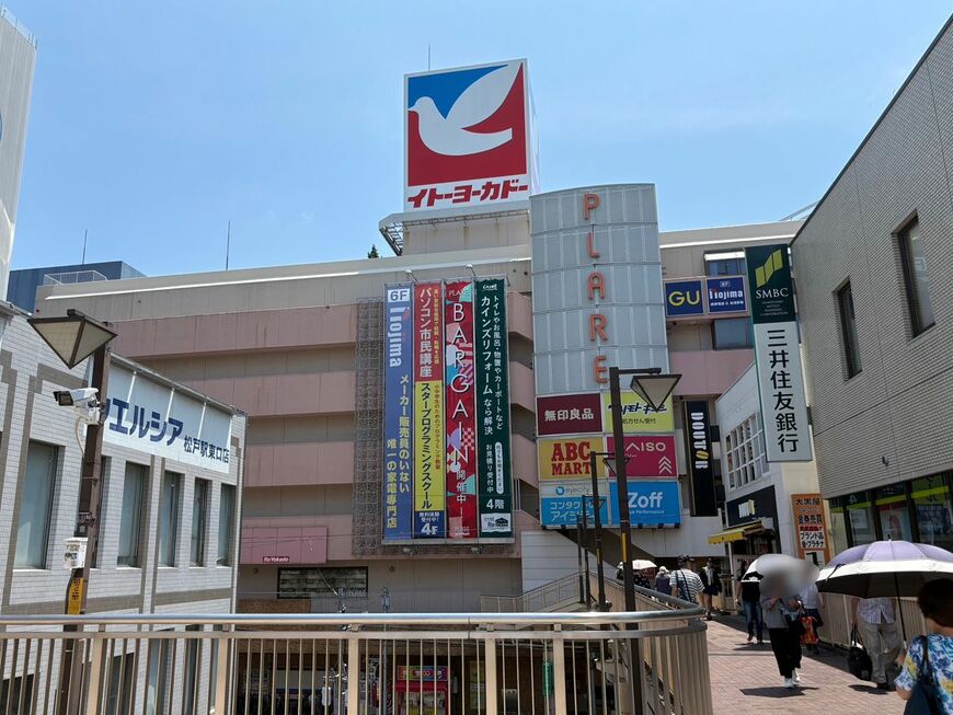 駅東口にある「プラーレ松戸」。ペデストリアンデッキで繋がっており、人の流れも多くにぎわっていた（写真：筆者撮影）
