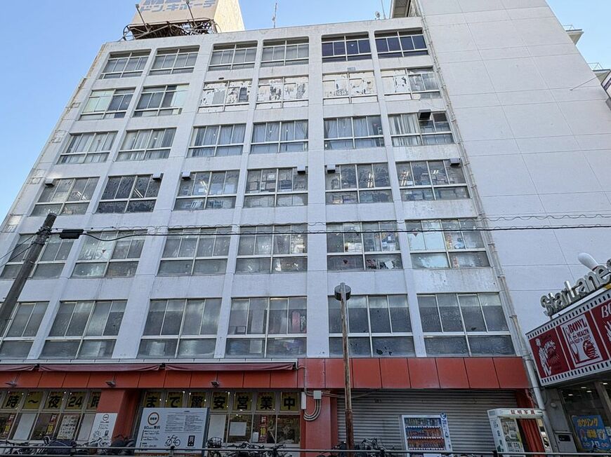 メガドンキの年季の入った外壁。歴史を感じさせる（写真：筆者撮影）