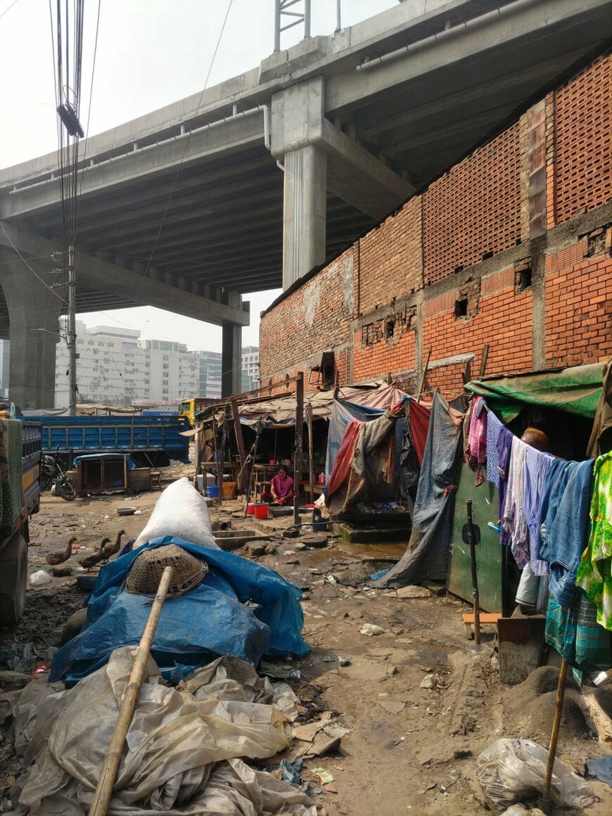 バングラデシュのスラム。スーツケースでの移動は困難（筆者撮影）