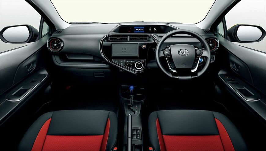 先代アクア（後期型）のインストルメントパネル（写真：トヨタ自動車）