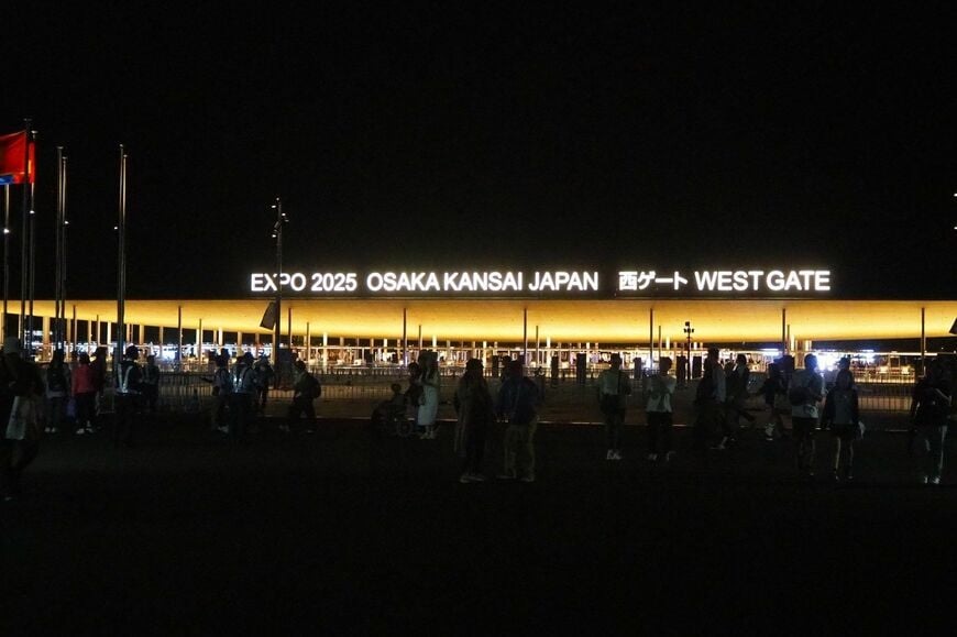 夜のとばりが下りた西ゲート。バス乗り場から見た様子（筆者撮影）