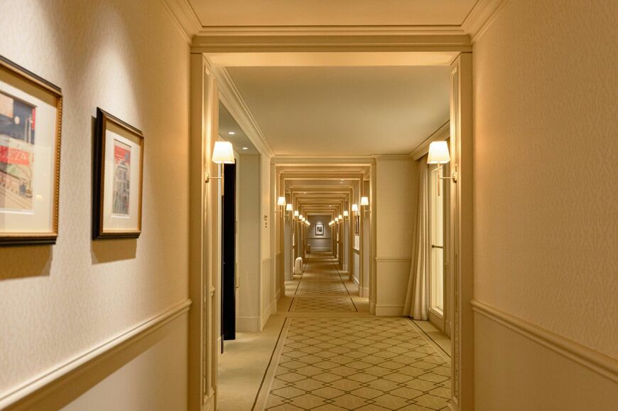 客室廊下。100を超えるアートワークが展示されている（写真提供：東京ステーションホテル）