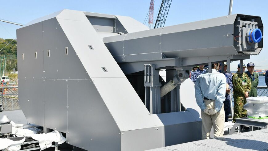 海上自衛隊の試験艦「あすか」に搭載されたレールガン（写真・海上自衛隊ホームページ）