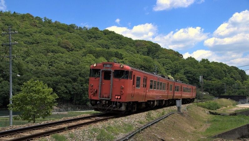 全国屈指の赤字路線である芸備線を走る車両（写真：Lemon Cake/PIXTA）