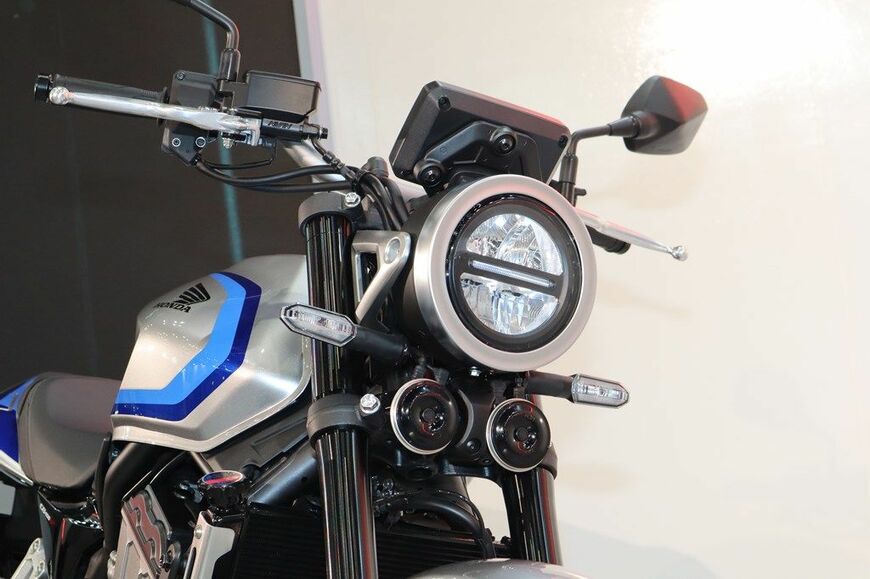 モーターサイクルショー2026で展示されたホンダ「CB400スーパーフォアE-クラッチ コンセプト」（写真：筆者撮影）